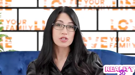 Las buenas amigas comparten las pollas grandes y esta chica lo hace ... !!