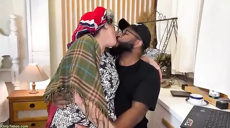 La vecina jubilada me recibe con los rulos en la cabeza pero come polla