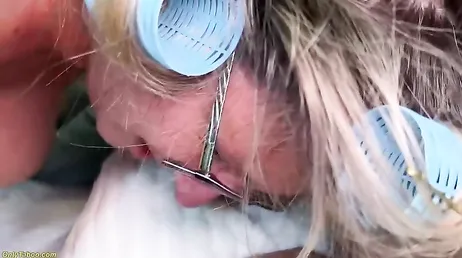 La vecina jubilada me recibe con los rulos en la cabeza pero come polla