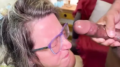 La vecina jubilada me recibe con los rulos en la cabeza pero come polla