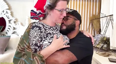 La vecina jubilada me recibe con los rulos en la cabeza pero come polla