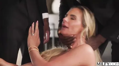 Cumpliendo su fantasia de ser la esclava sexual de varios hombres negros