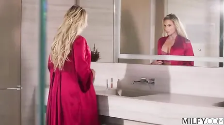 Cumpliendo su fantasia de ser la esclava sexual de varios hombres negros