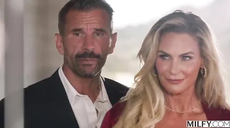 Cumpliendo su fantasia de ser la esclava sexual de varios hombres negros