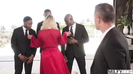 Cumpliendo su fantasia de ser la esclava sexual de varios hombres negros