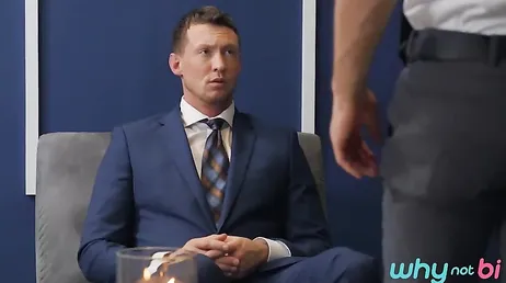 Parejas bisexuales calientes se enrollan juntos en el mismo sofá: qué morbo !!