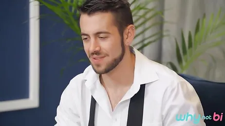 Parejas bisexuales calientes se enrollan juntos en el mismo sofá: qué morbo !!