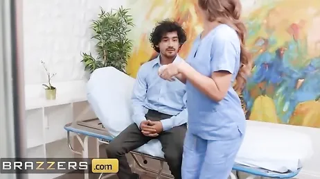 Brutaler Sex in der Frauenarztpraxis: Die MILF verlässt die Praxis mit vollen Öffnungen.