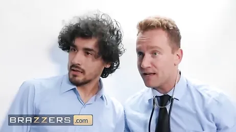 Brutaler Sex in der Frauenarztpraxis: Die MILF verlässt die Praxis mit vollen Öffnungen.