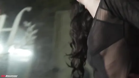 Hans undergivna flickvän älskar att bli dominerad och knullad oavbrutet.