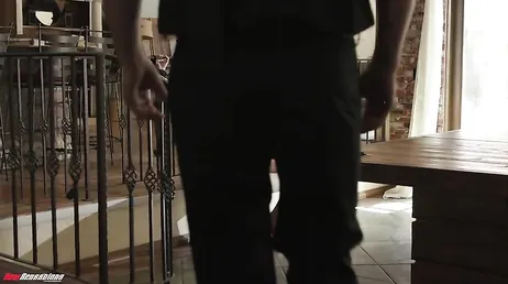 Hans undergivna flickvän älskar att bli dominerad och knullad oavbrutet.