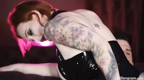 Questa ragazza inglese dai capelli rossi con un gran culo adora cavalcare grossi cazzi