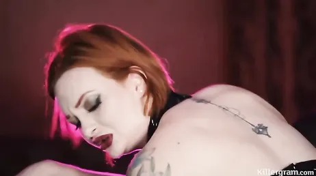 Questa ragazza inglese dai capelli rossi con un gran culo adora cavalcare grossi cazzi