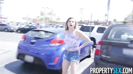 Une étudiante blonde est ravie du gros pénis de son colocataire