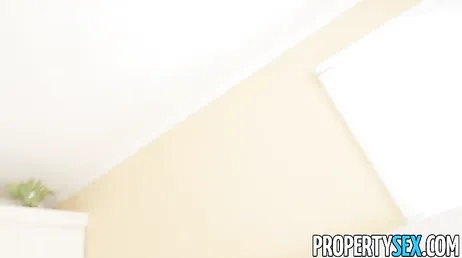 Une étudiante blonde est ravie du gros pénis de son colocataire