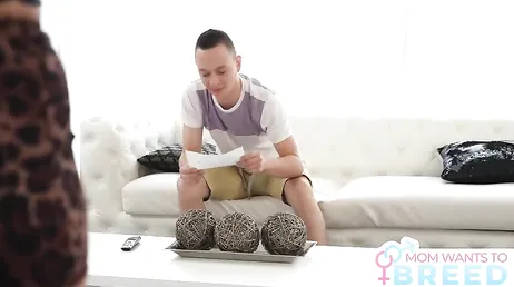 Madura sexy no quita ojo al culo del novio de su hija: creo que quiere polla