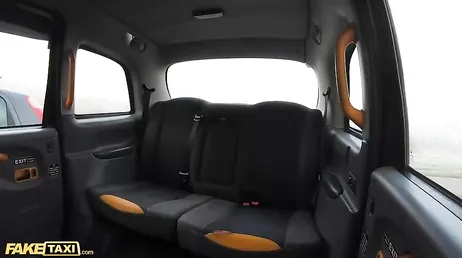 Ze biedt haar geschoren kutje aan de aantrekkelijke taxichauffeur: wat een geweldige seks krijgt hij!