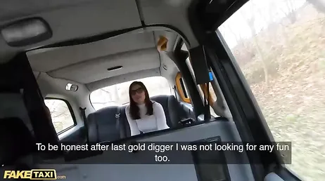 Ze biedt haar geschoren kutje aan de aantrekkelijke taxichauffeur: wat een geweldige seks krijgt hij!