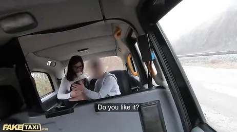 Ze biedt haar geschoren kutje aan de aantrekkelijke taxichauffeur: wat een geweldige seks krijgt hij!