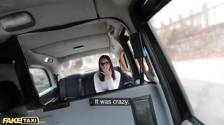 Ze biedt haar geschoren kutje aan de aantrekkelijke taxichauffeur: wat een geweldige seks krijgt hij!