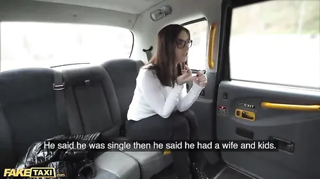 Ze biedt haar geschoren kutje aan de aantrekkelijke taxichauffeur: wat een geweldige seks krijgt hij!