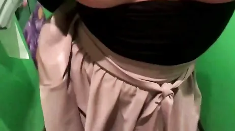 Una cena romantica con il suo ragazzo si conclude con lei che fa sesso di nascosto in bagno...!!