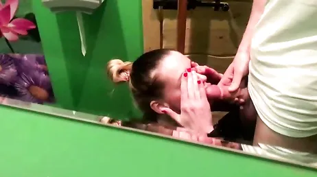 Una cena romantica con il suo ragazzo si conclude con lei che fa sesso di nascosto in bagno...!!