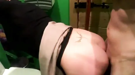 Una cena romantica con il suo ragazzo si conclude con lei che fa sesso di nascosto in bagno...!!