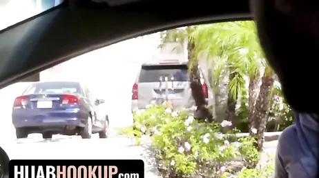 Sua vizinha árabe primeiro chupa o pau dele e depois deixa ele foder o cu dela.