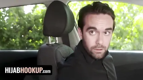 Sua vizinha árabe primeiro chupa o pau dele e depois deixa ele foder o cu dela.