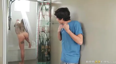 Ich sehe meine Stiefmutter unter der Dusche und werde völlig verrückt nach ihrem fantastischen Hintern... ufff!!