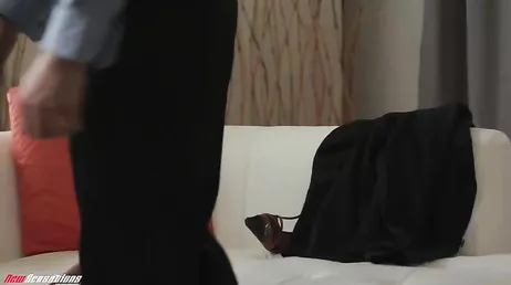 Secretária gostosa fazendo hora extra com o chefe em um hotel discreto.