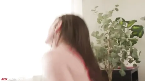 Secretária gostosa fazendo hora extra com o chefe em um hotel discreto.