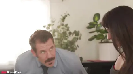 Secretária gostosa fazendo hora extra com o chefe em um hotel discreto.