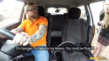 El profesor de autoescuela no puede dejar de mirar las piernas de la chica