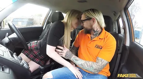 El profesor de autoescuela no puede dejar de mirar las piernas de la chica