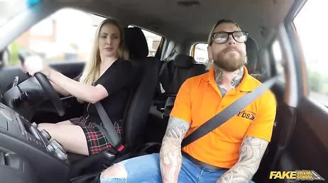 El profesor de autoescuela no puede dejar de mirar las piernas de la chica