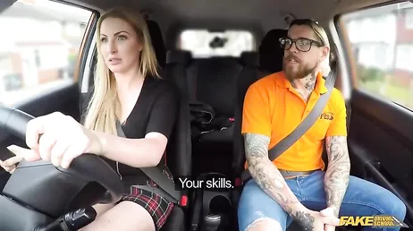 El profesor de autoescuela no puede dejar de mirar las piernas de la chica