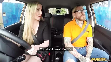 El profesor de autoescuela no puede dejar de mirar las piernas de la chica