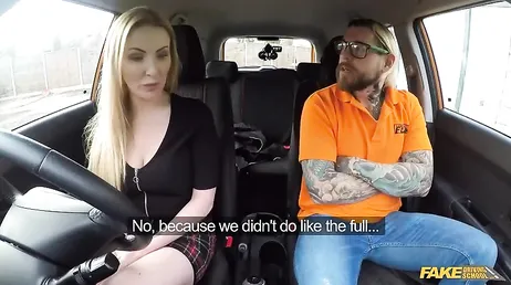 El profesor de autoescuela no puede dejar de mirar las piernas de la chica