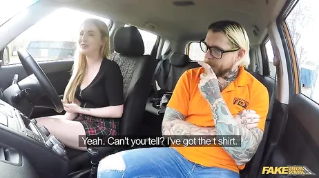 El profesor de autoescuela no puede dejar de mirar las piernas de la chica