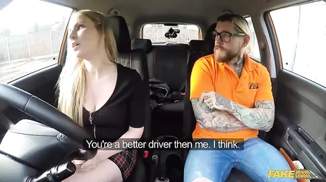 El profesor de autoescuela no puede dejar de mirar las piernas de la chica