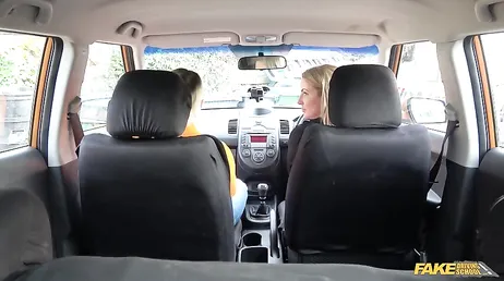 El profesor de autoescuela no puede dejar de mirar las piernas de la chica