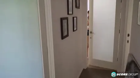 Er beobachtet seine Stiefschwester beim Anprobieren von Dessous: Was für eine geile Muschi sie hat!