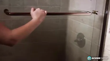 Une jeune fille rondelette aux jolis seins naturels se masturbe sous la douche