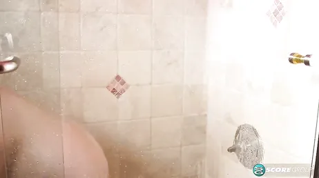 Une jeune fille rondelette aux jolis seins naturels se masturbe sous la douche
