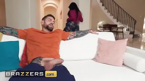 Meine Schwiegermutter betatscht mich im Badezimmer und bemerkt, dass meine Vagina super nass ist...!!