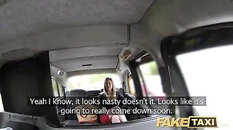 Rubia caliente vuelve de fiesta con tantas ganas de rabo que se folla al taxista