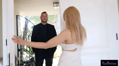 Recibe en casa la visita de su amante aprovechando que su marido está de viaje