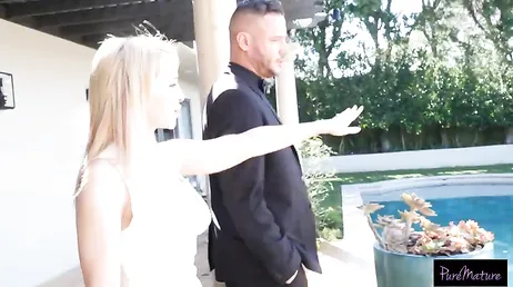Recibe en casa la visita de su amante aprovechando que su marido está de viaje
